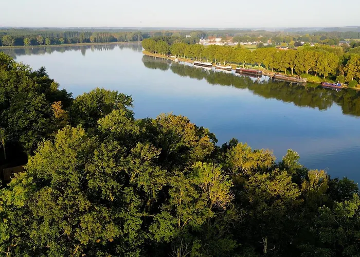 Stylish Escape With Views *